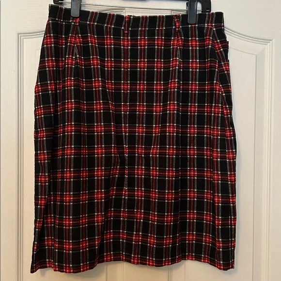Pendleton Black and Red Plaid Pencil Skirt size 14 L 22” - Picture 2 of 3
